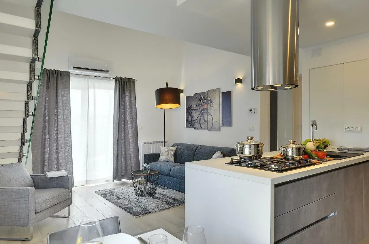 Gallery Apartment Pula 0*,  Croacia