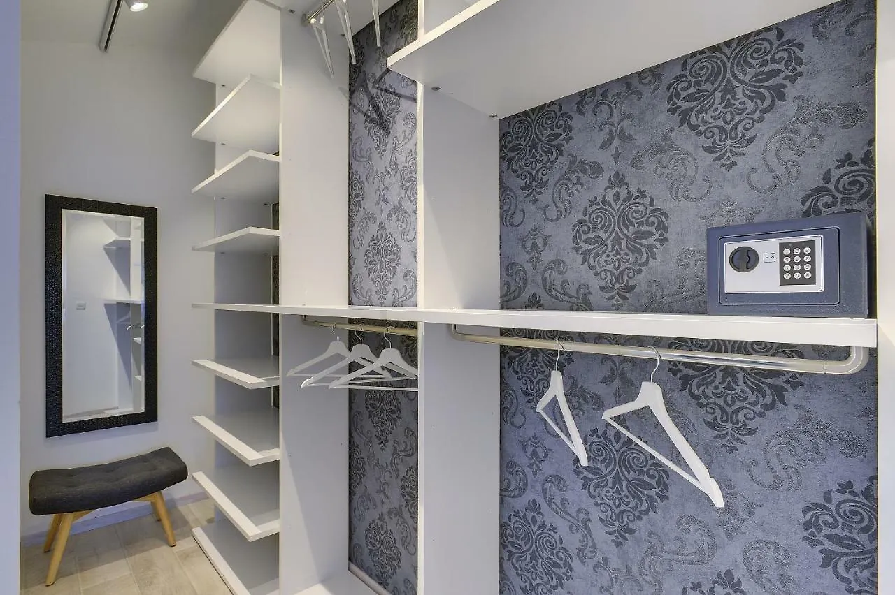 Gallery Apartment Pula 0*,  Croacia